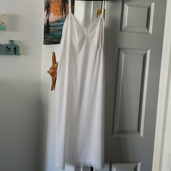 Vanity Fair Other - Vanity fair slip in Like new condition 40/45